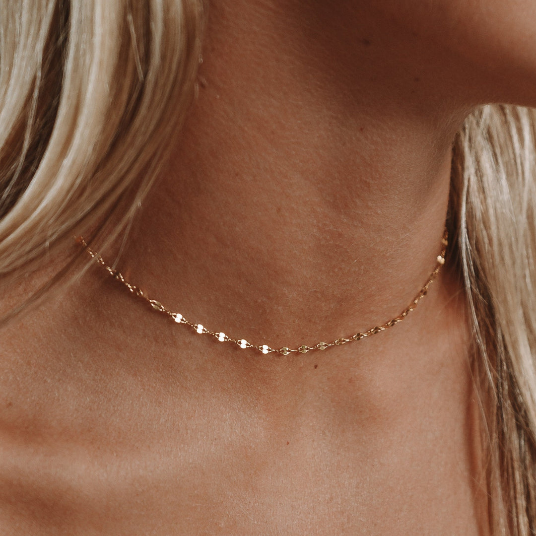 Minimalistische goldene Choker Halskette für Damen aus wasserfestem Edelstahl. Elegantes Schmuckstück, verstellbar.