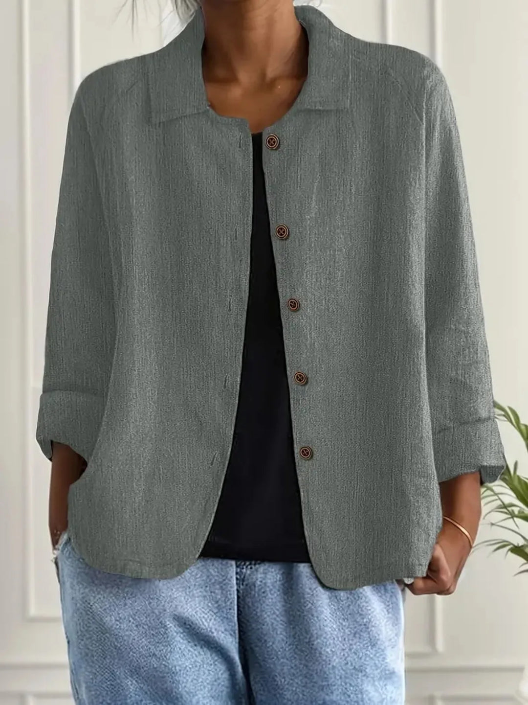 Frau spaziert in bequemer, leichter Damen Übergangsjacke; vielseitige Frühlingsjacke für aktive Tage.