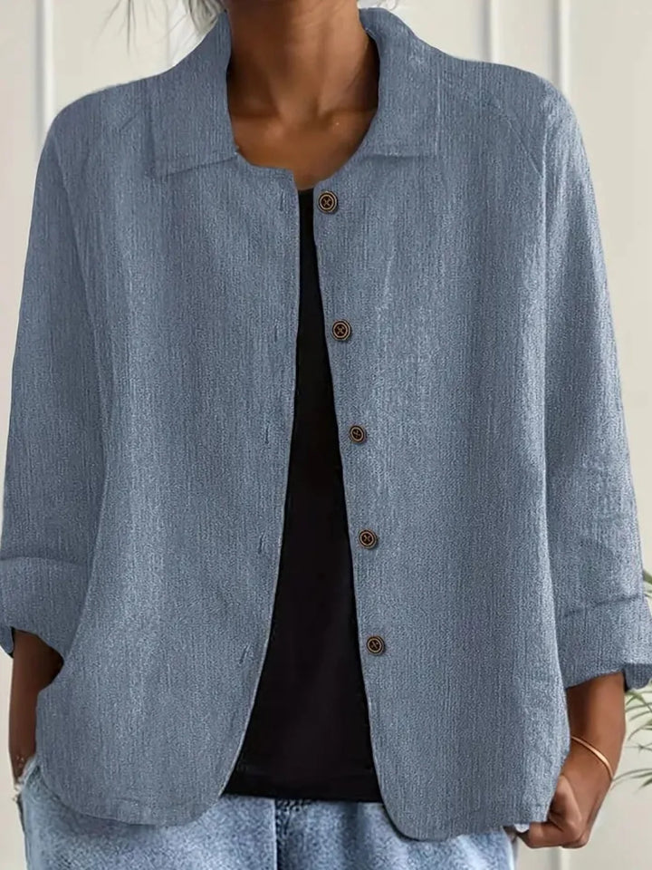 Detailaufnahme der Stofftextur; leichte, atmungsaktive Damen Übergangsjacke, ideal als Sommerjacke.