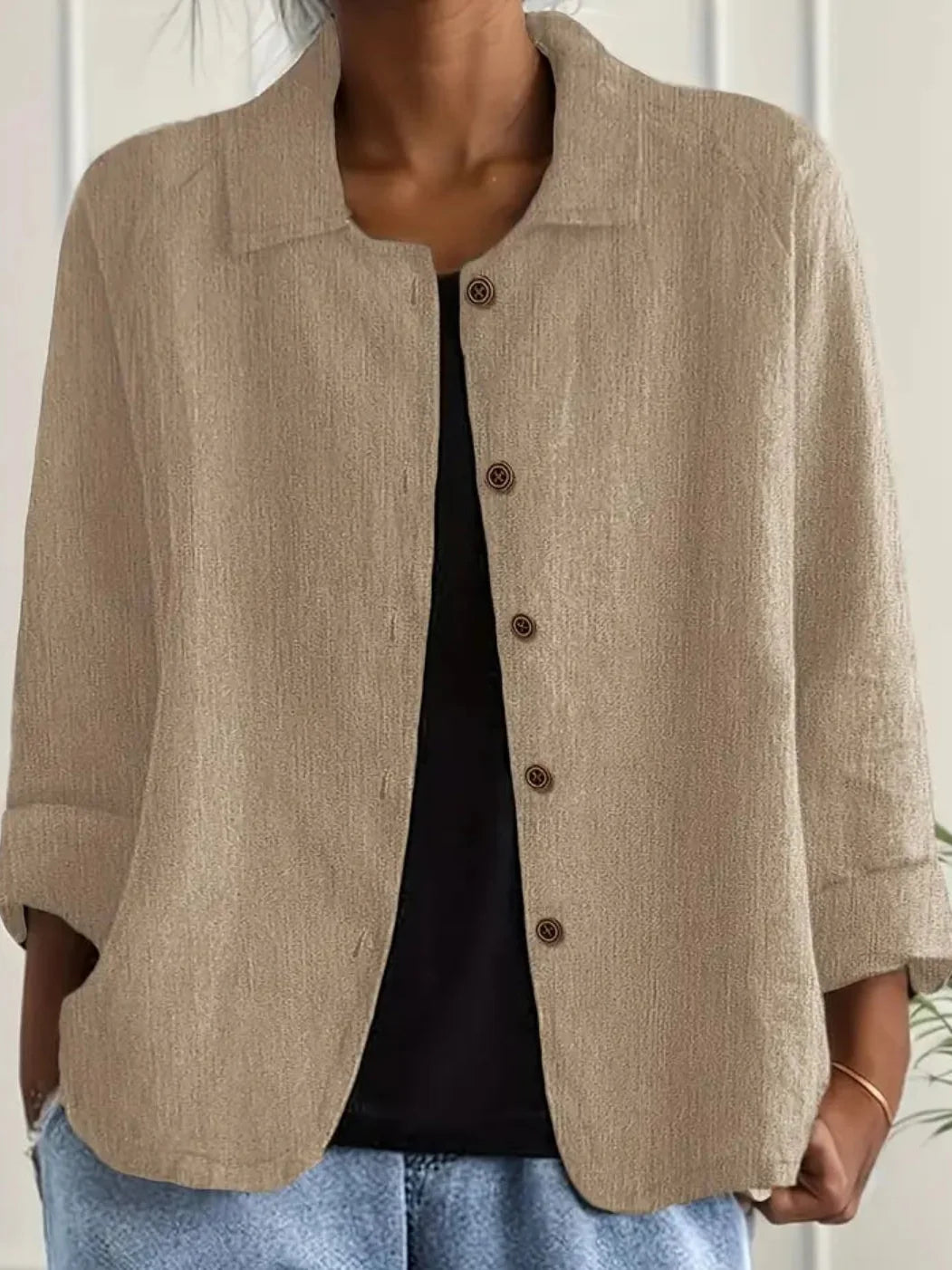 Damen Übergangsjacke auf einem Bügel; leichter Stoff, knopfverschluss, bereit für Freizeit & Alltag.
