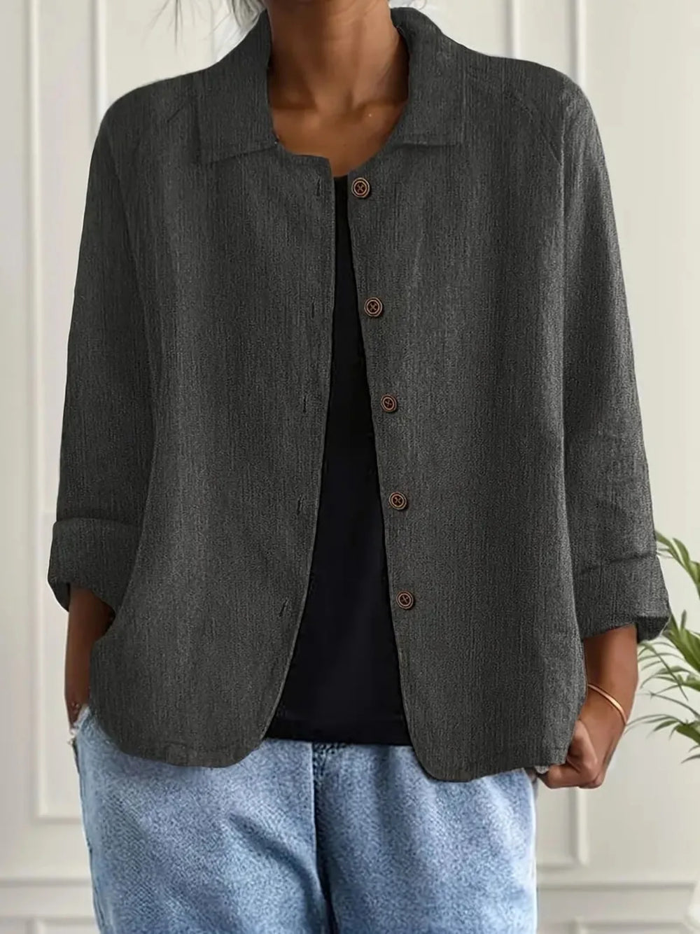 Nahaufnahme der Knopfleiste an der leichten Damen Übergangsjacke; vielseitige Freizeitjacke für den Alltag.