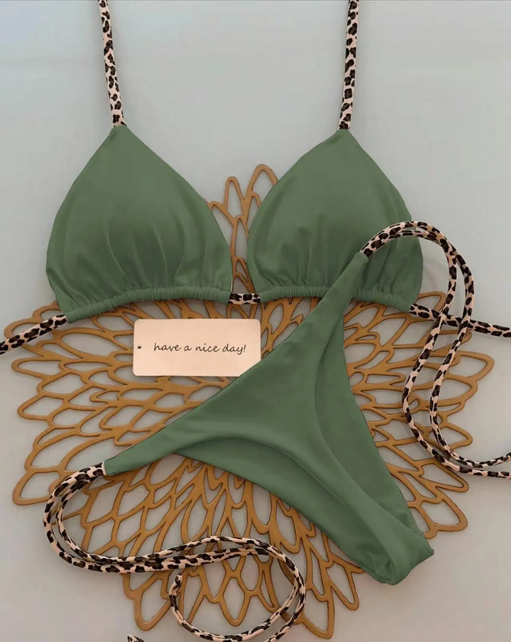 Eleganter Damen Tanga Bikini mit Leopardenmuster für Schwimmen und Strand.