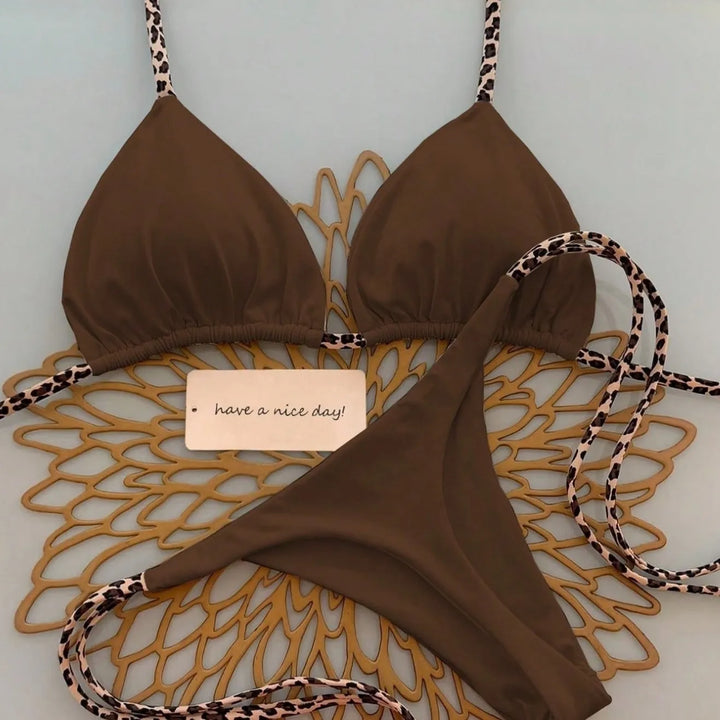Figurbetonter Damen Leopardenmuster Bikini, ideal für Strand & Pool.