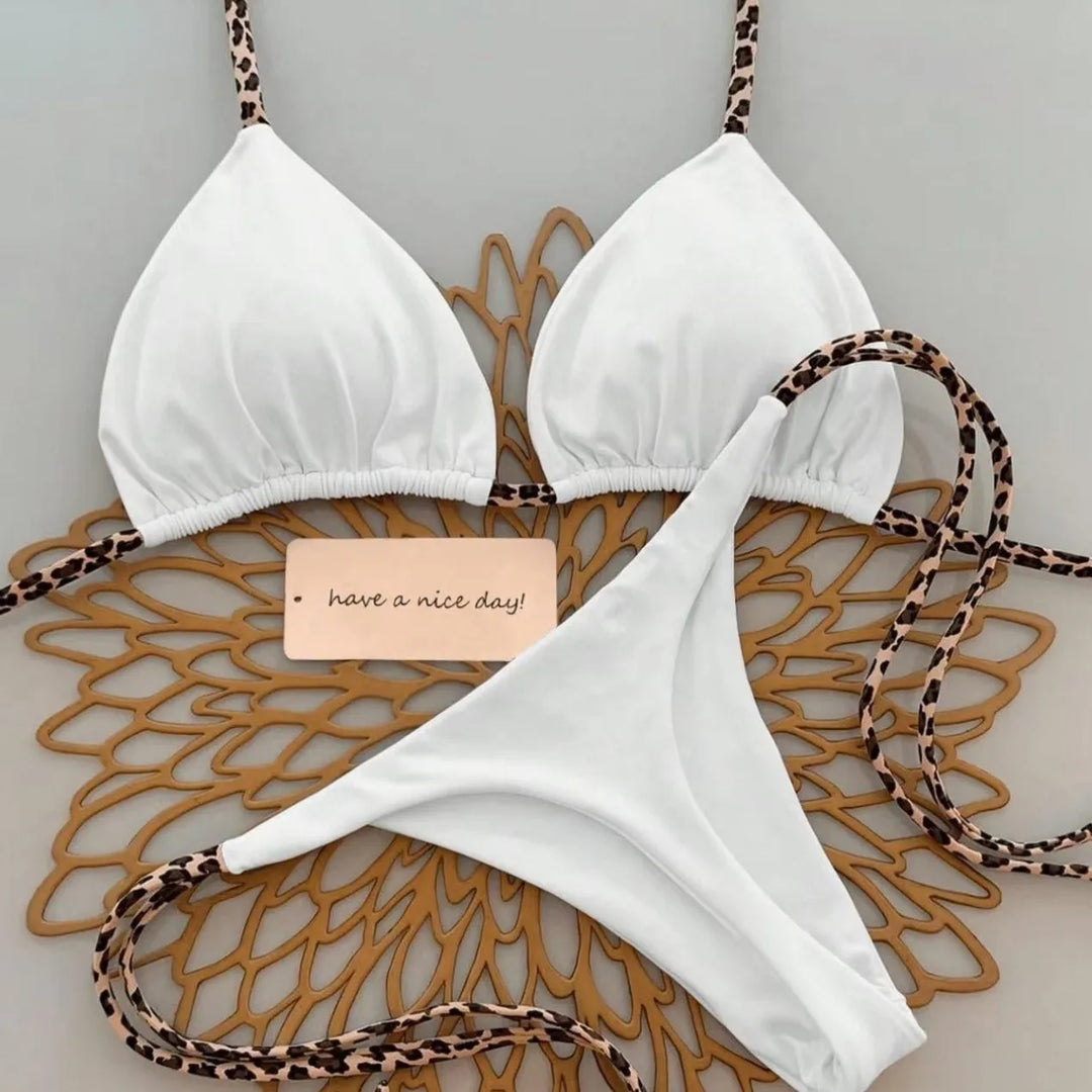 Trendiges Damen Bademode Set mit Leopardenmuster und Tanga-Schnitt.