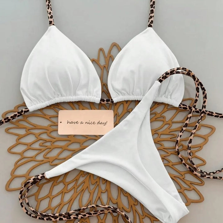 Trendiges Damen Bademode Set mit Leopardenmuster und Tanga-Schnitt.