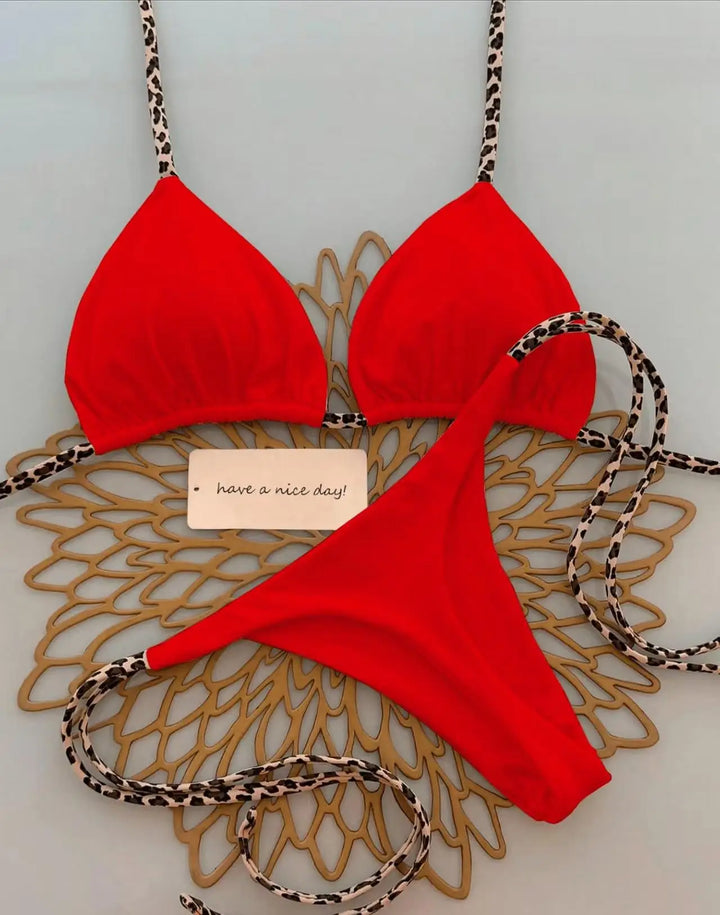 Damen Tanga Bikini Leopardenmuster, stilvoll und modern.