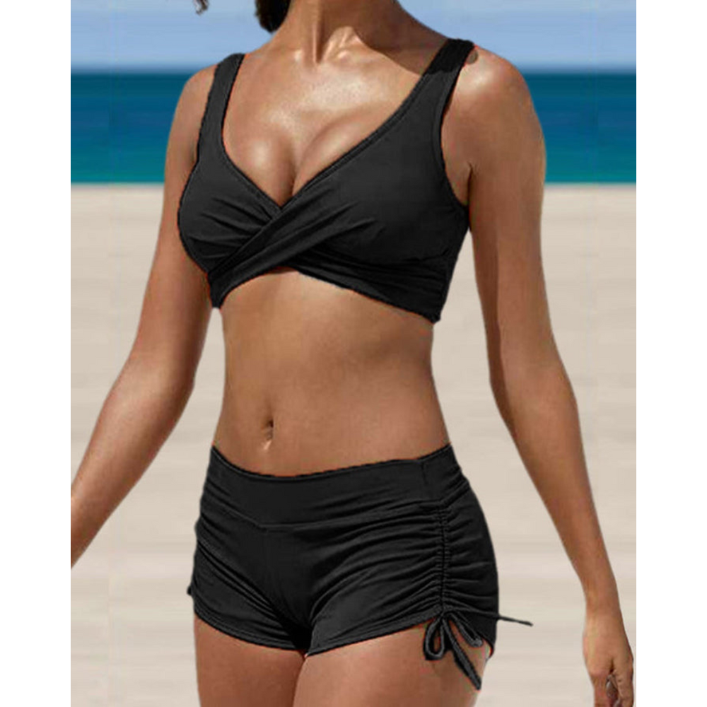 Stylischer Damen Bikini Zweiteiler für Sommerurlaub und Strandmode mit Überkreuz-Oberteil und Raffhose.