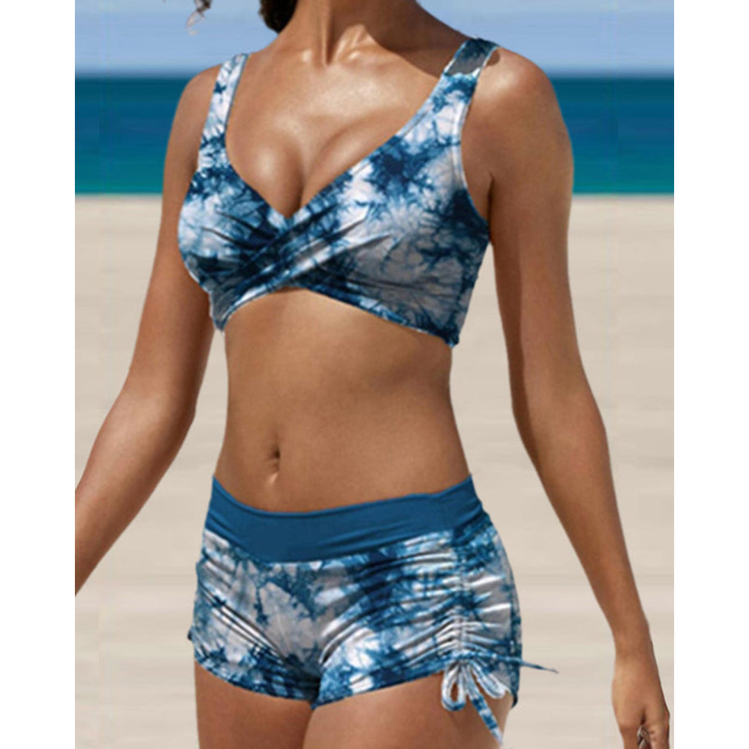 Schmeichelnder Damen Bikini mit Überkreuz-Oberteil und trendiger Raffhose. Perfekte Badebekleidung.
