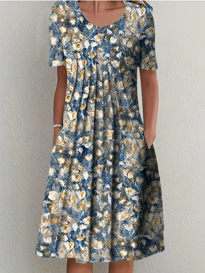 Bequemes, fließendes Damen Blumen Kurzarmkleid. Eleganter Sommer-Look für festliche Anlässe und Plus Size.