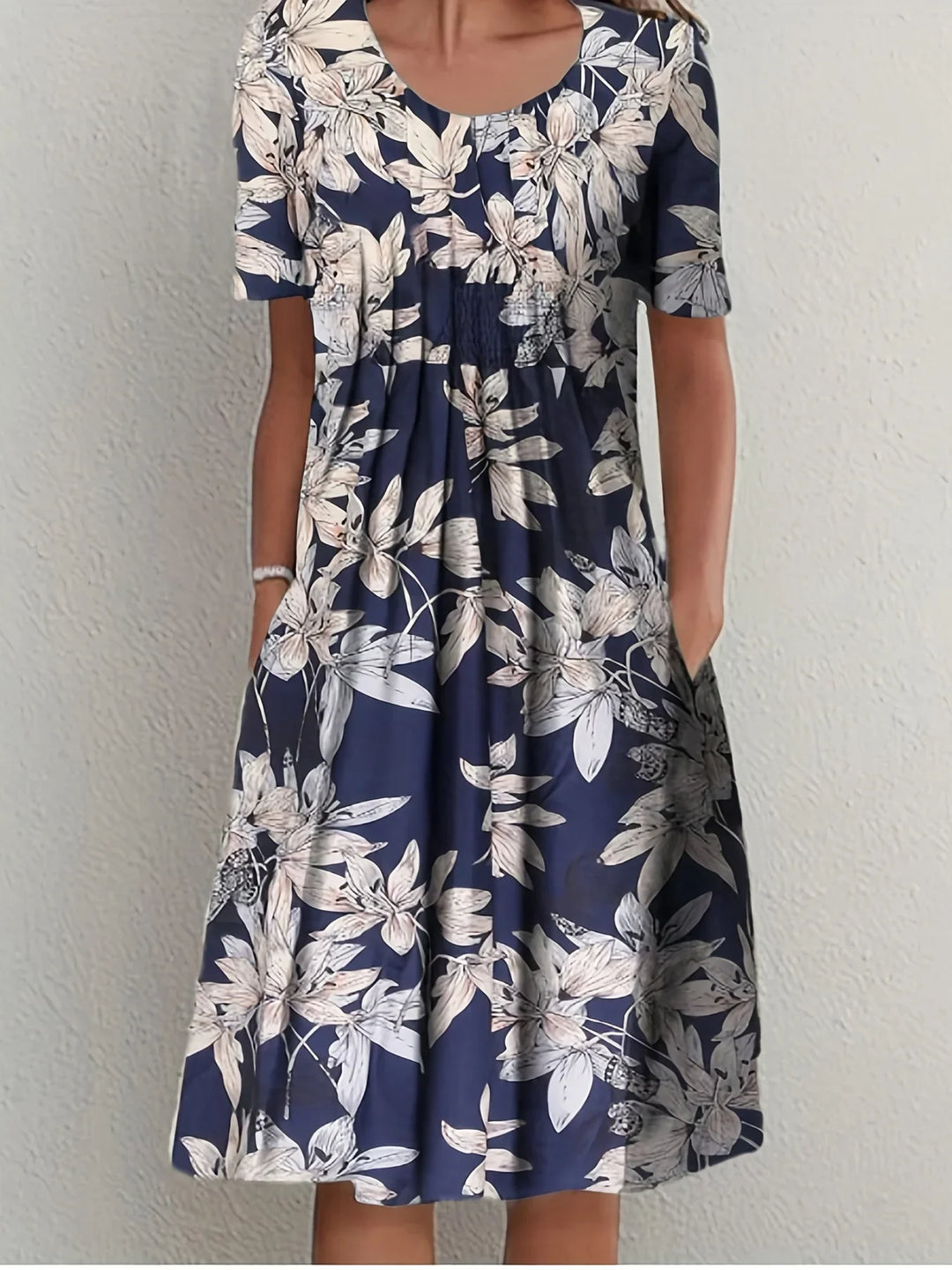 Stilvolles Damen Plus Size Blumenkleid mit kurzen Ärmeln. Ideal für Sommer-Gartenpartys und festliche Events.