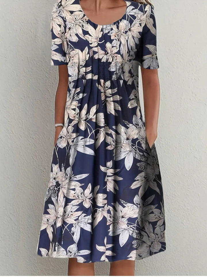 Stilvolles Damen Plus Size Blumenkleid mit kurzen Ärmeln. Ideal für Sommer-Gartenpartys und festliche Events.