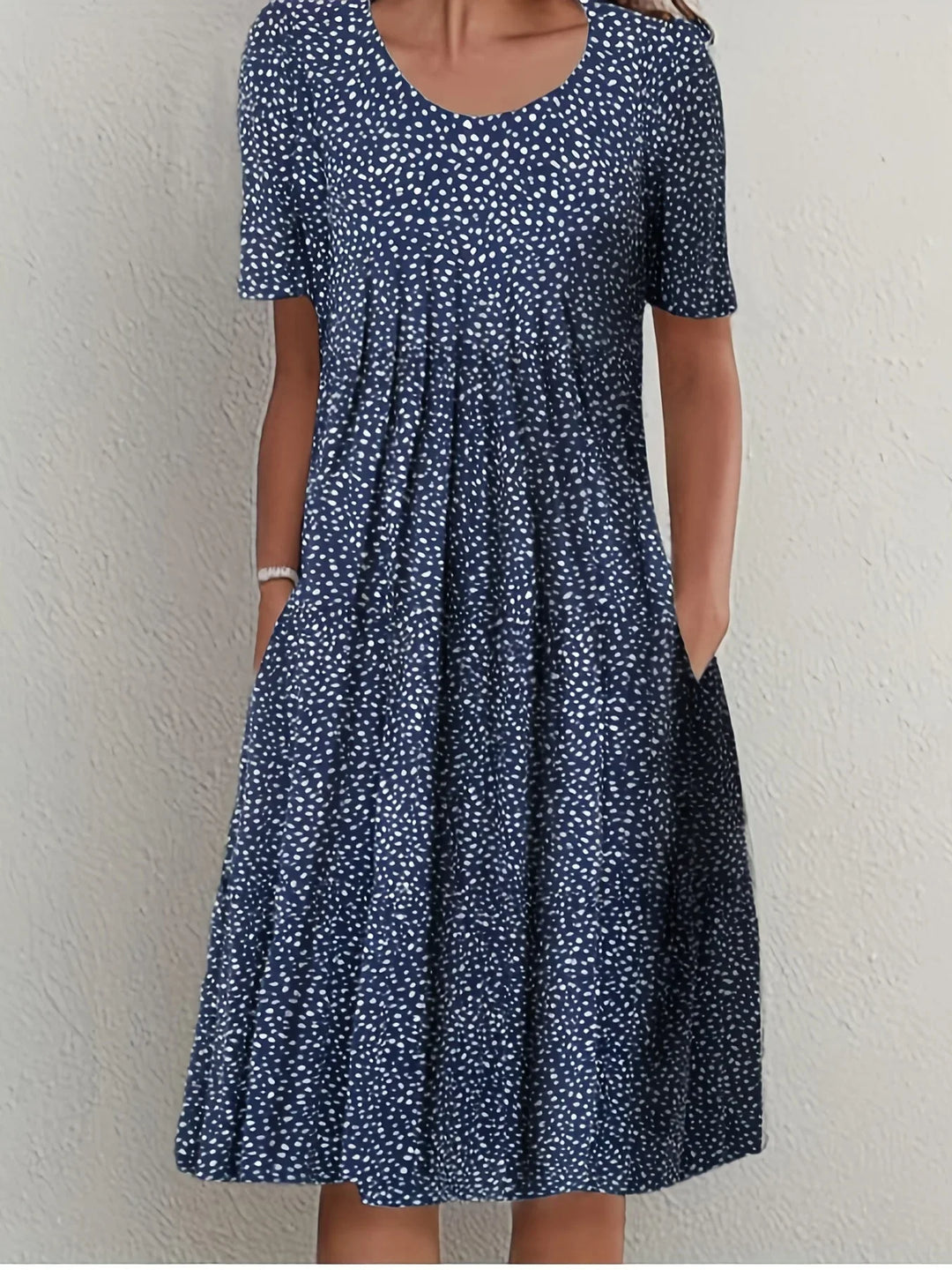 Rundhals Blumenkleid für Damen, kurzärmlig. Ein eleganter Sommer-Look für jede Gartenparty und Freizeit.