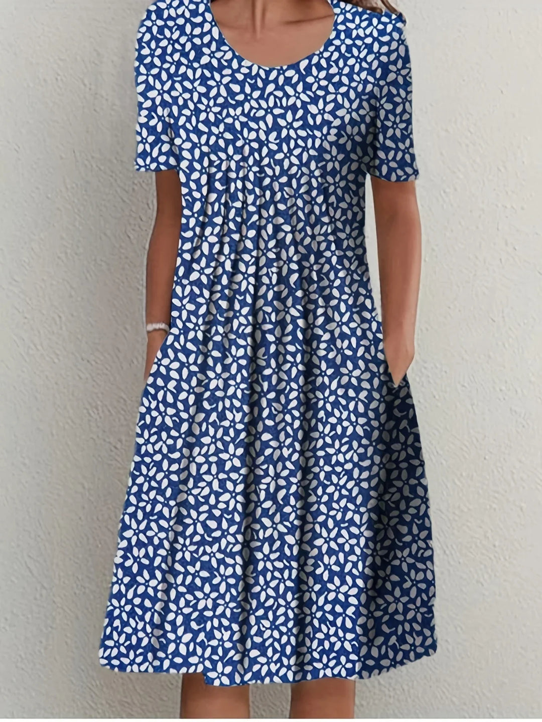 Stilvolles Damen Blumen Freizeitkleid mit kurzen Ärmeln. Bequem und ideal für Frühling & Sommer-Events.