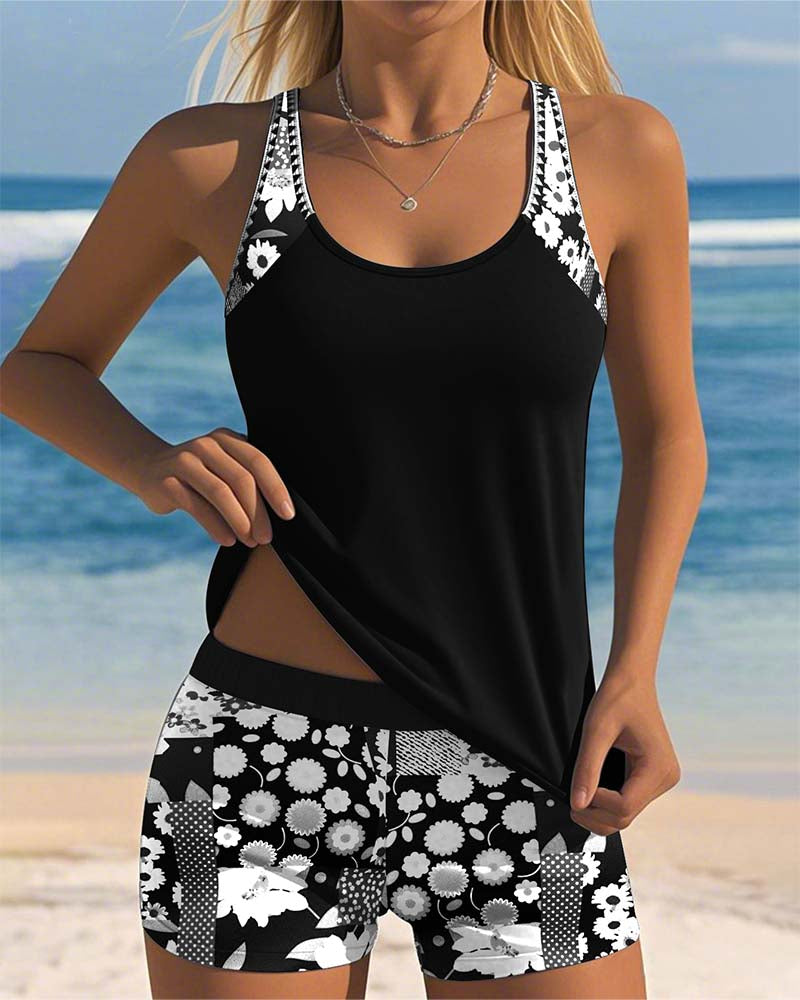 Damen Tankini Set mit lebhaftem Blumenmuster. Bequemer Zweiteiler für entspannte Tage am Wasser.