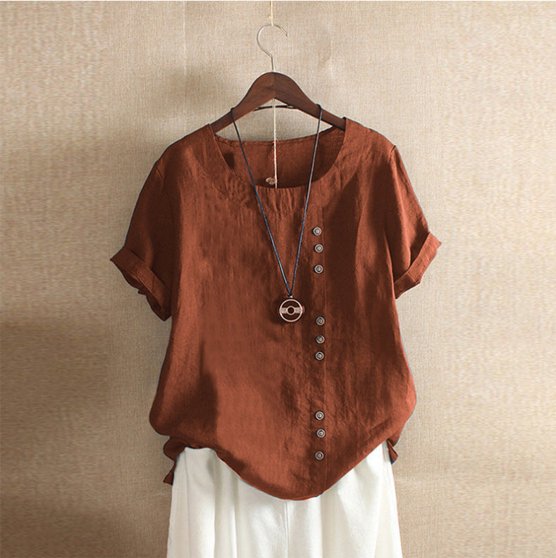 Modisches Damen Blusenshirt von Mullers-Modehaus, bequem, kurzarm, mit stilvollem schrägem Knopfdesign.