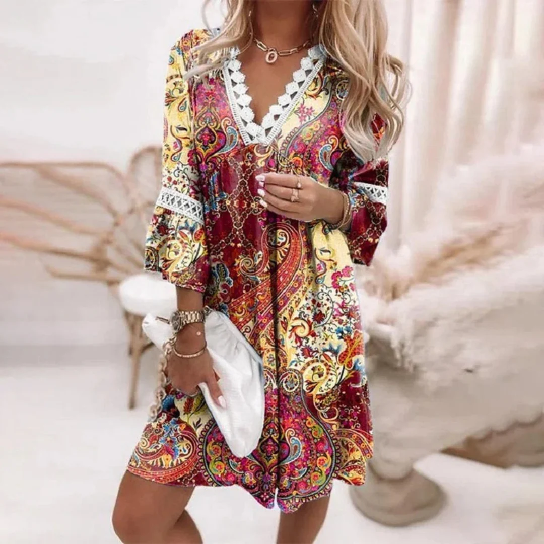 Elegantes Damen Sommerkleid, V-Ausschnitt, in Midilänge. Lockeres Boho-Freizeitkleid mit Spitze und Paisleymuster für Damen.