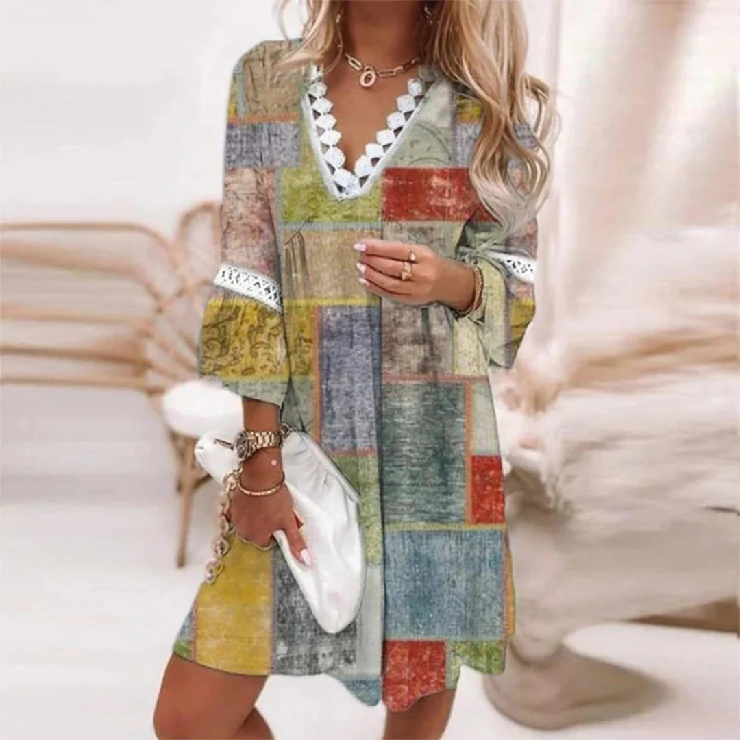 Ganzkörperansicht eines Damen Boho Sommerkleides. V-Ausschnitt Midikleid mit lockerem Schnitt, Spitze & Paisleymuster.