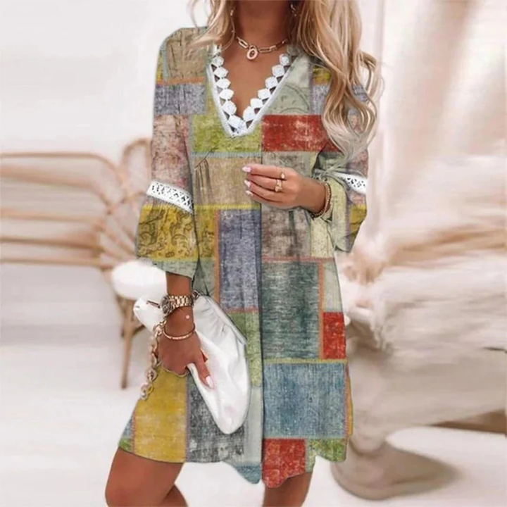 Ganzkörperansicht eines Damen Boho Sommerkleides. V-Ausschnitt Midikleid mit lockerem Schnitt, Spitze & Paisleymuster.