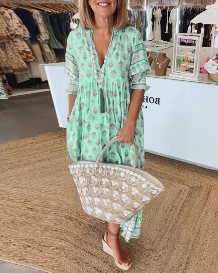 Luftiges Damen Midikleid mit V-Ausschnitt & Medallion-Print, ideal als bequemes Sommer- oder Urlaubskleid.