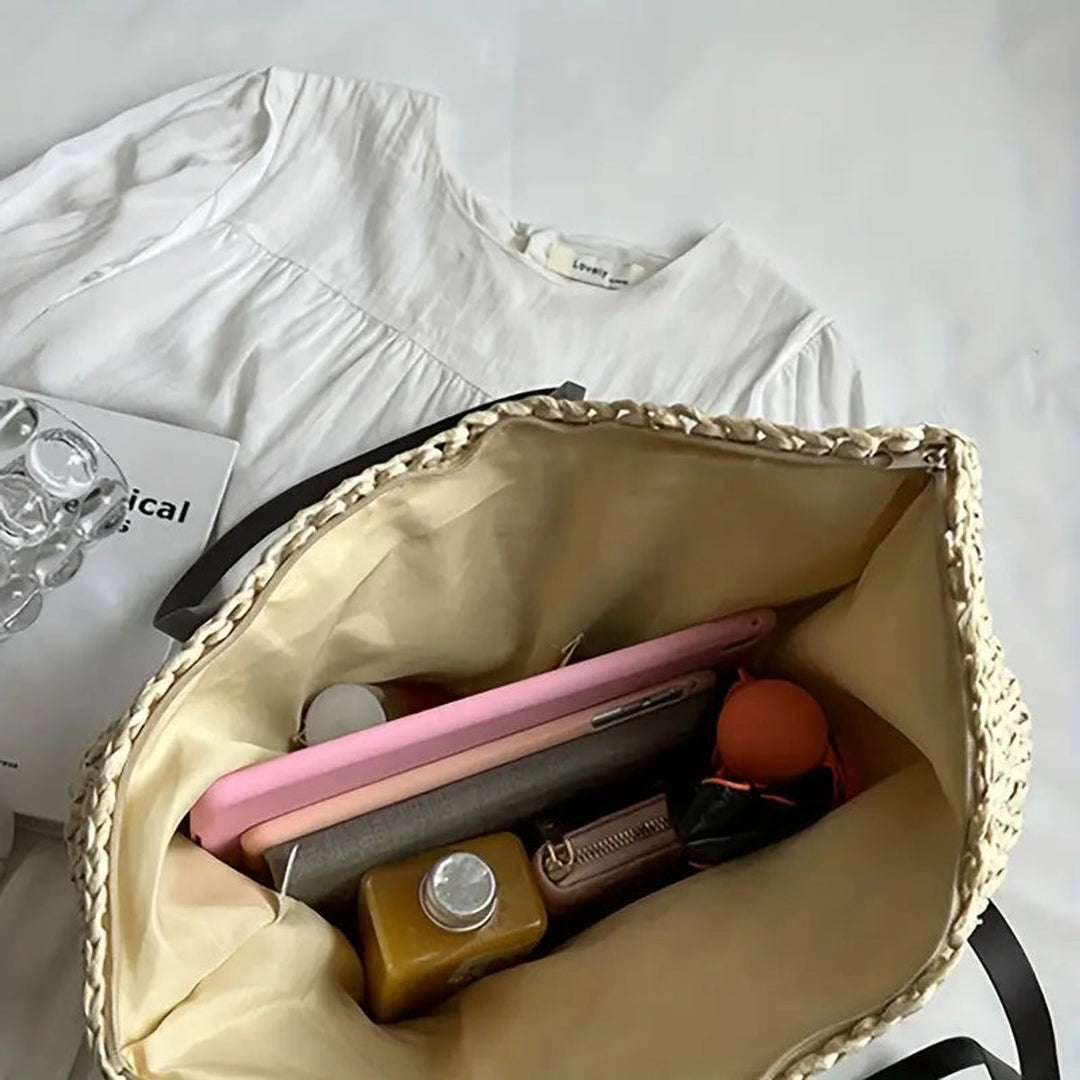 Sommerliche Damentasche aus Raffia, Boho-Geflecht. Ideal als Strandtasche oder urbanes Accessoire.