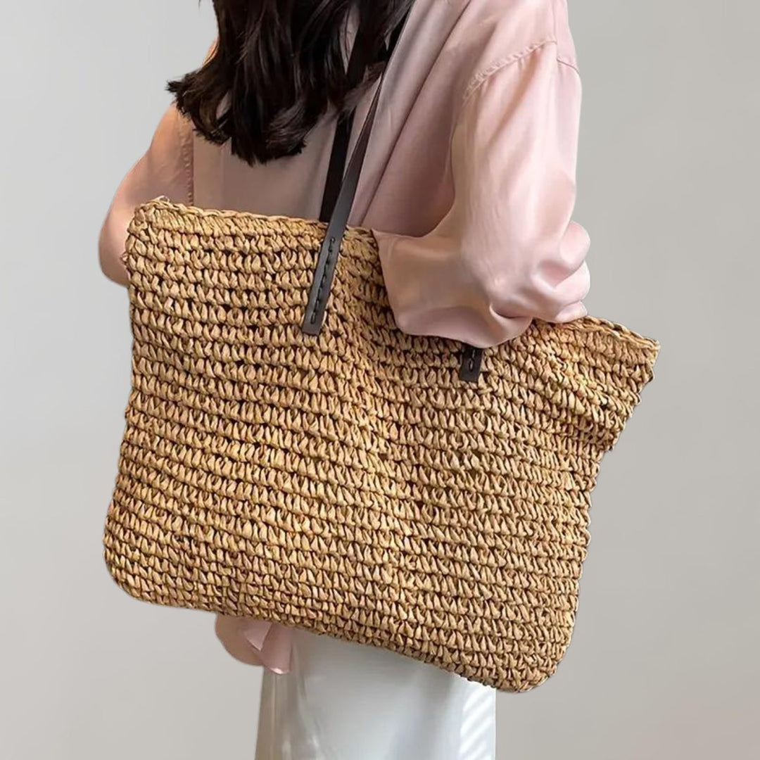 Modische Raffiatasche für Damen im Boho-Design. Geflochtenes Naturmaterial, perfekte Schultertasche.