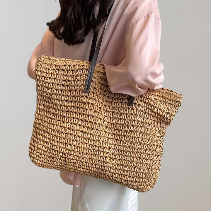 Modische Raffiatasche für Damen im Boho-Design. Geflochtenes Naturmaterial, perfekte Schultertasche.