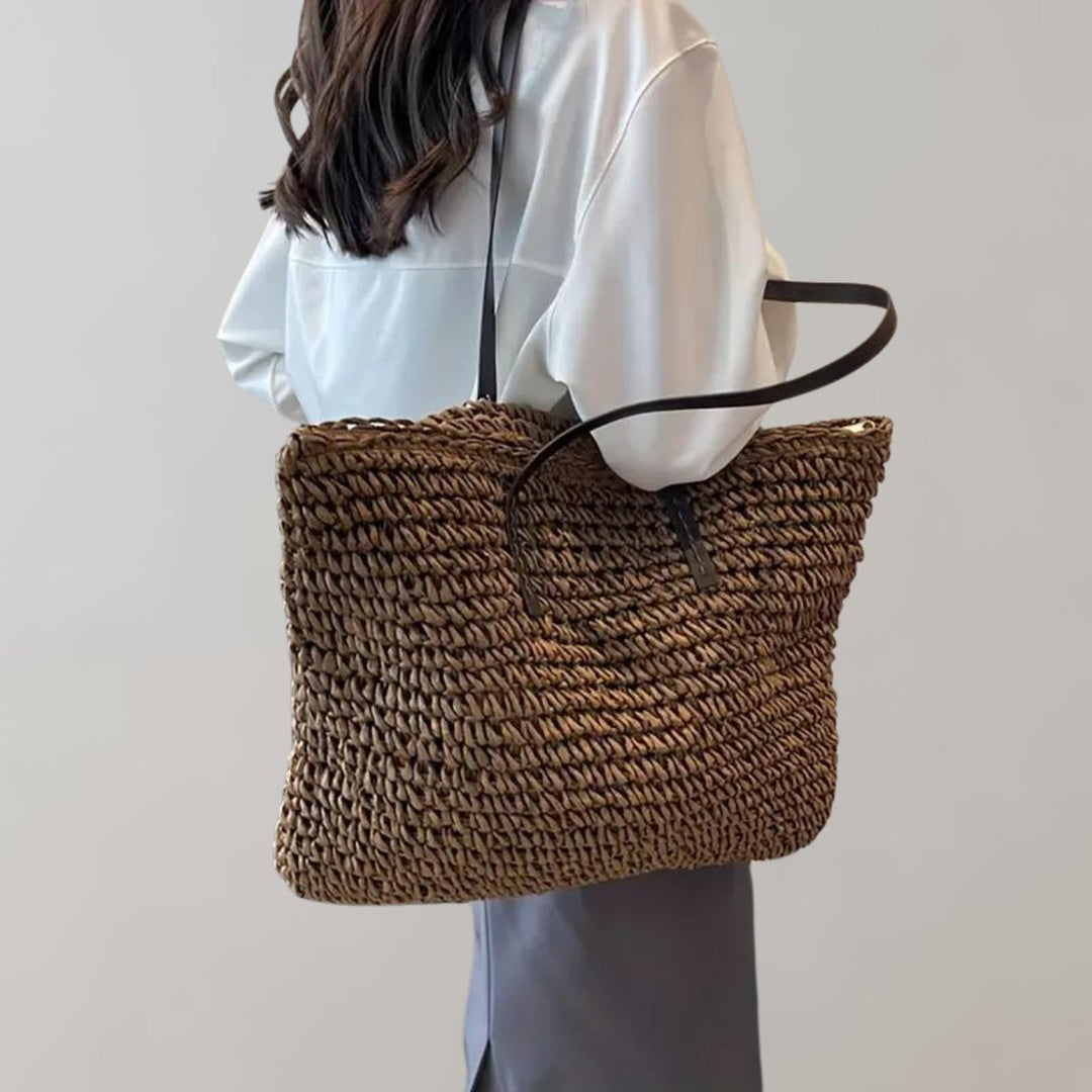 Trendige Boho-Raffiatasche, geflochten. Ideale Sommerttasche & elegantes Accessoire für Damen.