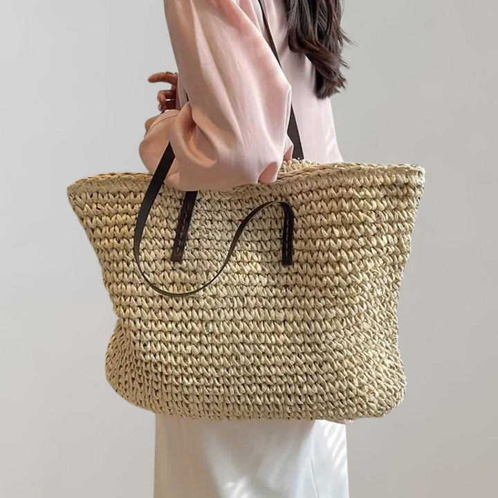 Leichte Damen Raffiatasche im Boho-Stil. Geflochtenes Naturmaterial, perfekt für Strand & Sommer.