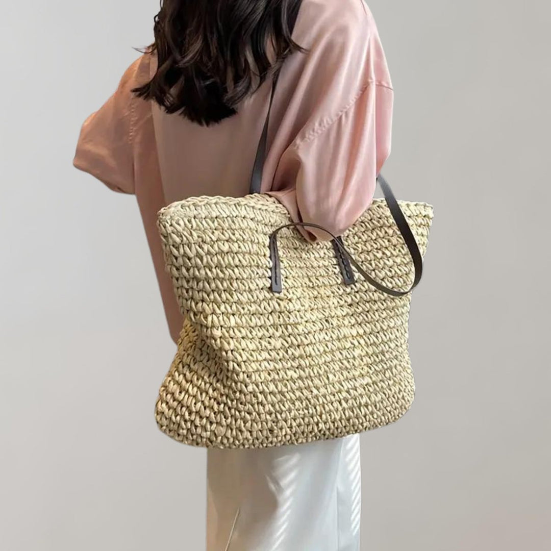 Geflochtene Damentasche aus Naturmaterial im Boho-Stil. Vielseitige Sommerttasche & schickes Accessoire.
