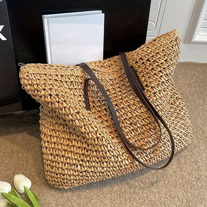 Strandtaugliche Raffiatasche für Damen im Boho-Stil. Geflecht aus Naturmaterial, ideale Sommerttasche.