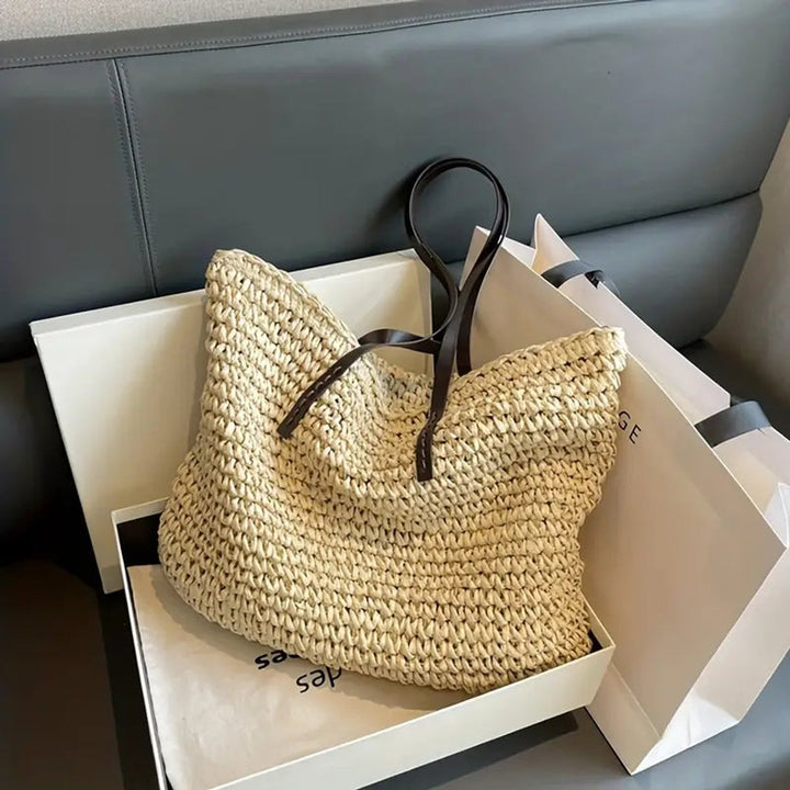 Handgeflochtene Damen Raffiatasche im Boho-Stil. Stylische Sommerttasche und modisches Accessoire.