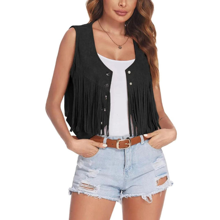 Damen Boho Fransenweste über einem Oberteil, ideal für einen kompletten Lagenlook und Festival-Vibes.