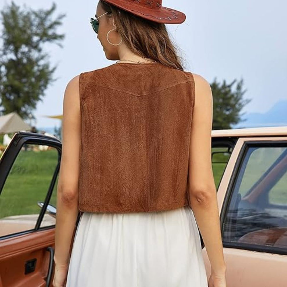 Ärmellose Fransenweste für Damen im Boho Stil, perfekt als Festival Outfit oder lässige Freizeitmode.