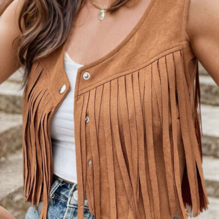 Detailaufnahme der Damen Boho Weste mit markanten Fransen und zierlichen Knopfdetails.