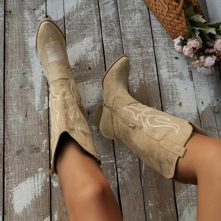 Beige Damen Retro Cowboy Stiefel mit chunky Absatz. Kniehohe Damenschuhe im Wild West Stil für Herbst & Winter.