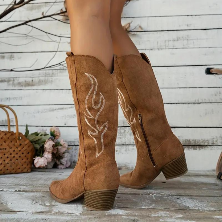 Chocolate Damen Cowboy Stiefel, kniehoch. Elegante Retro Damenschuhe mit chunky Heel für den zeitlosen Auftritt.