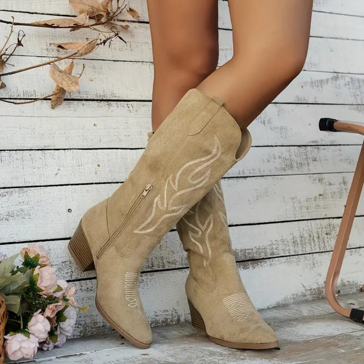 Kniehohe Damen Stiefel im Wild West Cowboy Stil. Retro Mode Damenschuhe mit chunky Absatz, ideal für Herbst/Winter.
