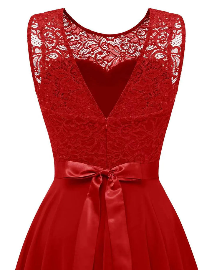 Modell trägt elegantes fließendes Damen Midikleid, festlich & stilvoll für Hochzeitsgäste.