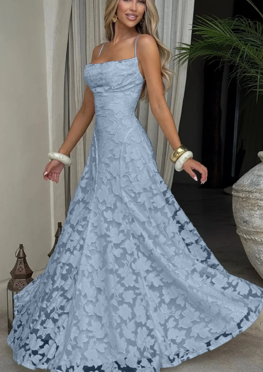 Zart besticktes Damen Maxikleid, elegant & lang, ideal für besondere Abende.