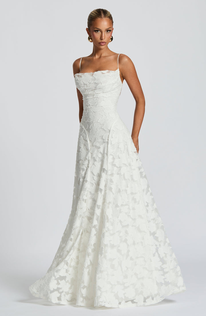 Lang geschnittenes, elegantes Damen Abendkleid mit detaillierter Blumenstickerei.
