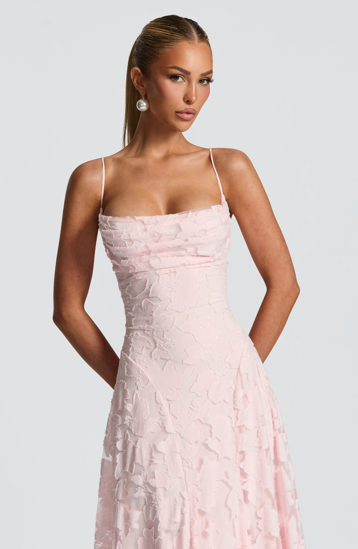 Exklusives Damen Cocktailkleid in Maxi-Länge, mit feiner Stickerei verziert.