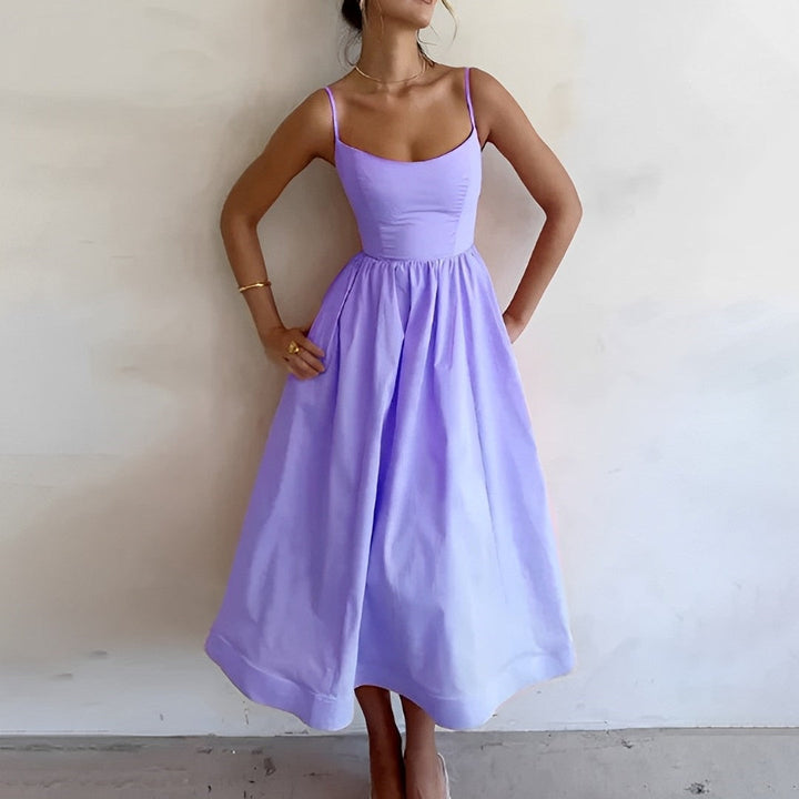 Ärmelloses A-Linien Midikleid mit Quadratausschnitt. Bequem und vielseitig für festliche Anlässe.