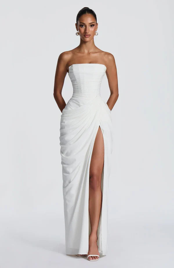 Luxuriöses trägerloses Korsett Maxikleid mit fließendem Stoff & exquisiter Schnürung.