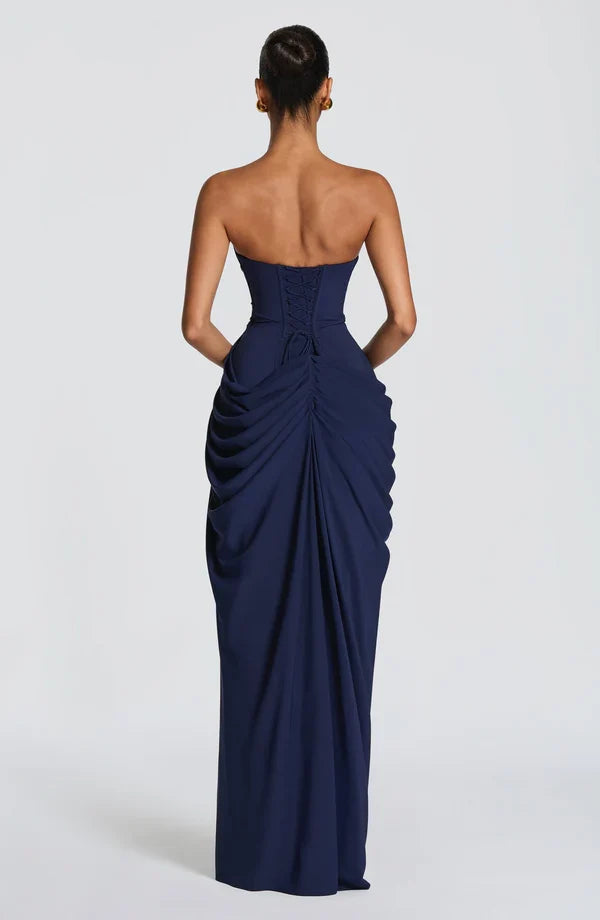Klassisches trägerloses Abendkleid im Korsett-Stil, mit Schnürung & elegantem Beinschlitz.