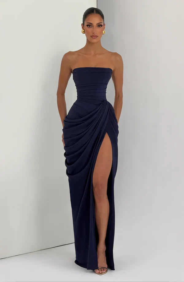 Feminines trägerloses Maxikleid mit Korsett-Mieder, Schnürung und schmaler Silhouette.