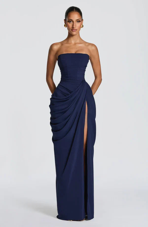 Exquisites trägerloses Korsett Maxikleid, mit zarter Schnürung und elegantem Beinschlitz.