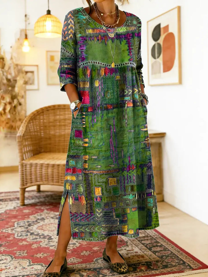 Detailansicht des einzigartigen Ethno-Patchwork-Musters auf einem Damen Herbstkleid, langärmelig.