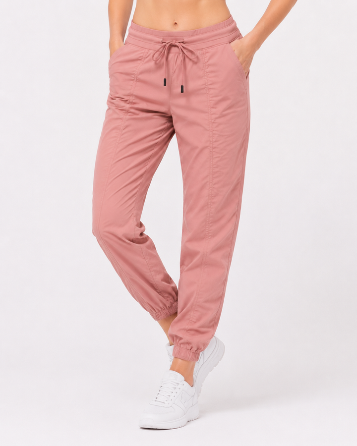 Vielseitige Damen Fitnesshose aus dehnbarem, schnelltrocknendem Stoff für Yoga & Freizeit.