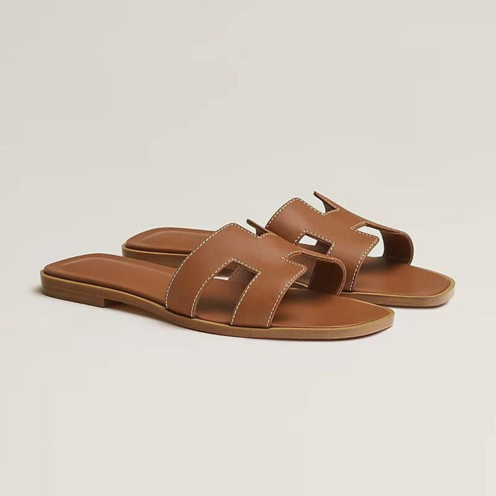 Modische Damen Flache Sandalen mit eleganten Cut-outs und Riemendesign für einen luftigen Sommerstil.
