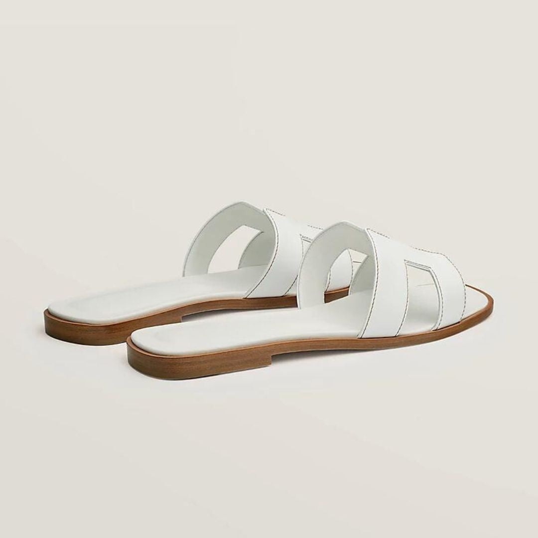 Bequeme Damen Flache Sandalen mit rutschfester Sohle und eleganten Cut-outs für warmes Wetter.